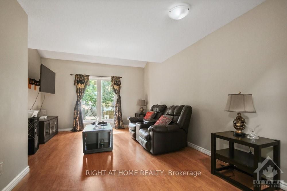 Photo 5 of 20 Bridgestone Drive, Ottawa, Kanata - Emerald Meadows/Trailwest — HOMEH