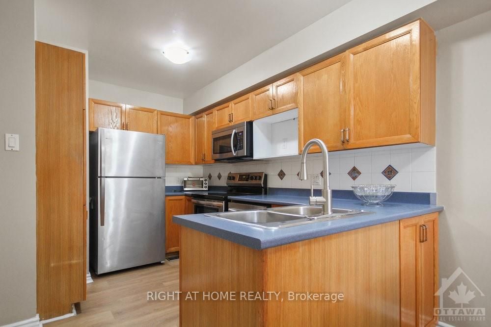 Photo 9 of 20 Bridgestone Drive, Ottawa, Kanata - Emerald Meadows/Trailwest — HOMEH