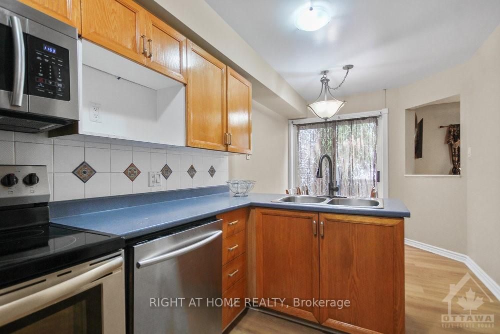 Photo 10 of 20 Bridgestone Drive, Ottawa, Kanata - Emerald Meadows/Trailwest — HOMEH