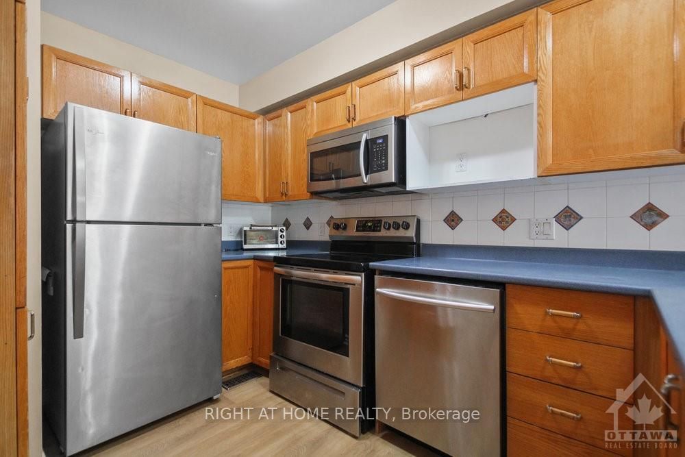 Photo 12 of 20 Bridgestone Drive, Ottawa, Kanata - Emerald Meadows/Trailwest — HOMEH