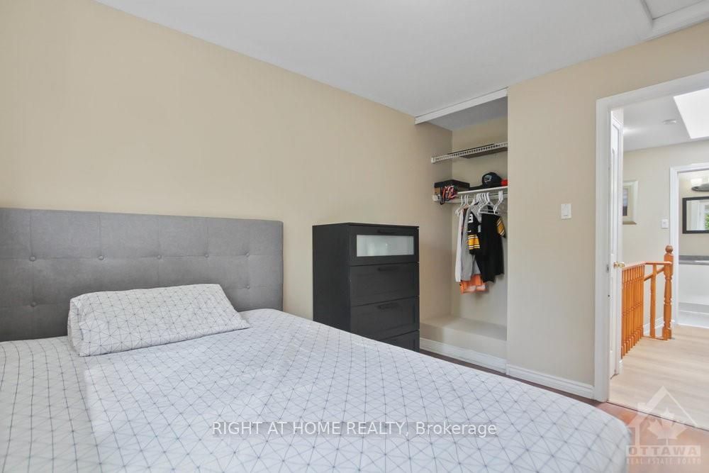 Photo 18 of 20 Bridgestone Drive, Ottawa, Kanata - Emerald Meadows/Trailwest — HOMEH