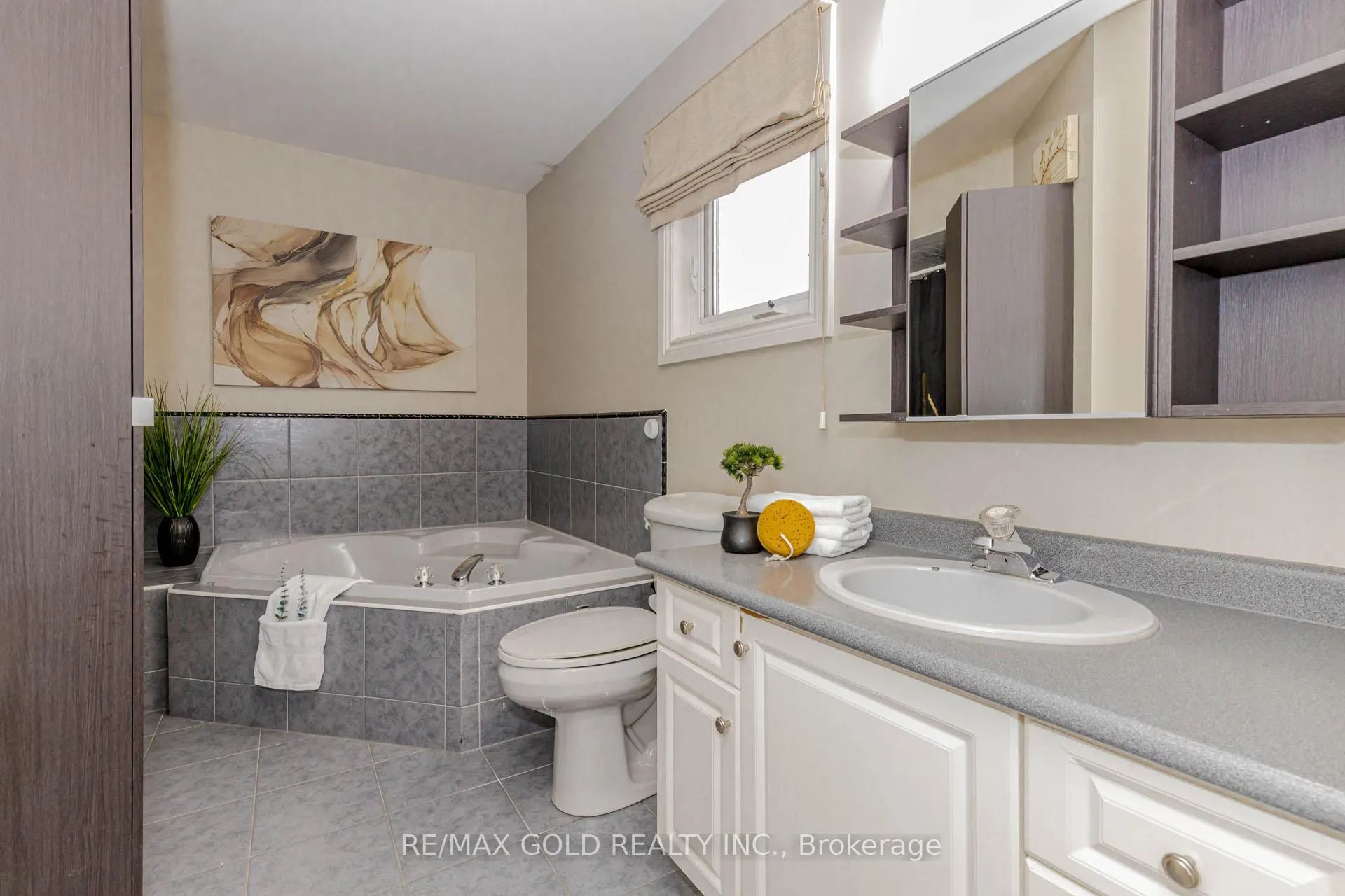 Photo 23 of 38 Esposito Drive, Caledon, Bolton East — HOMEH
