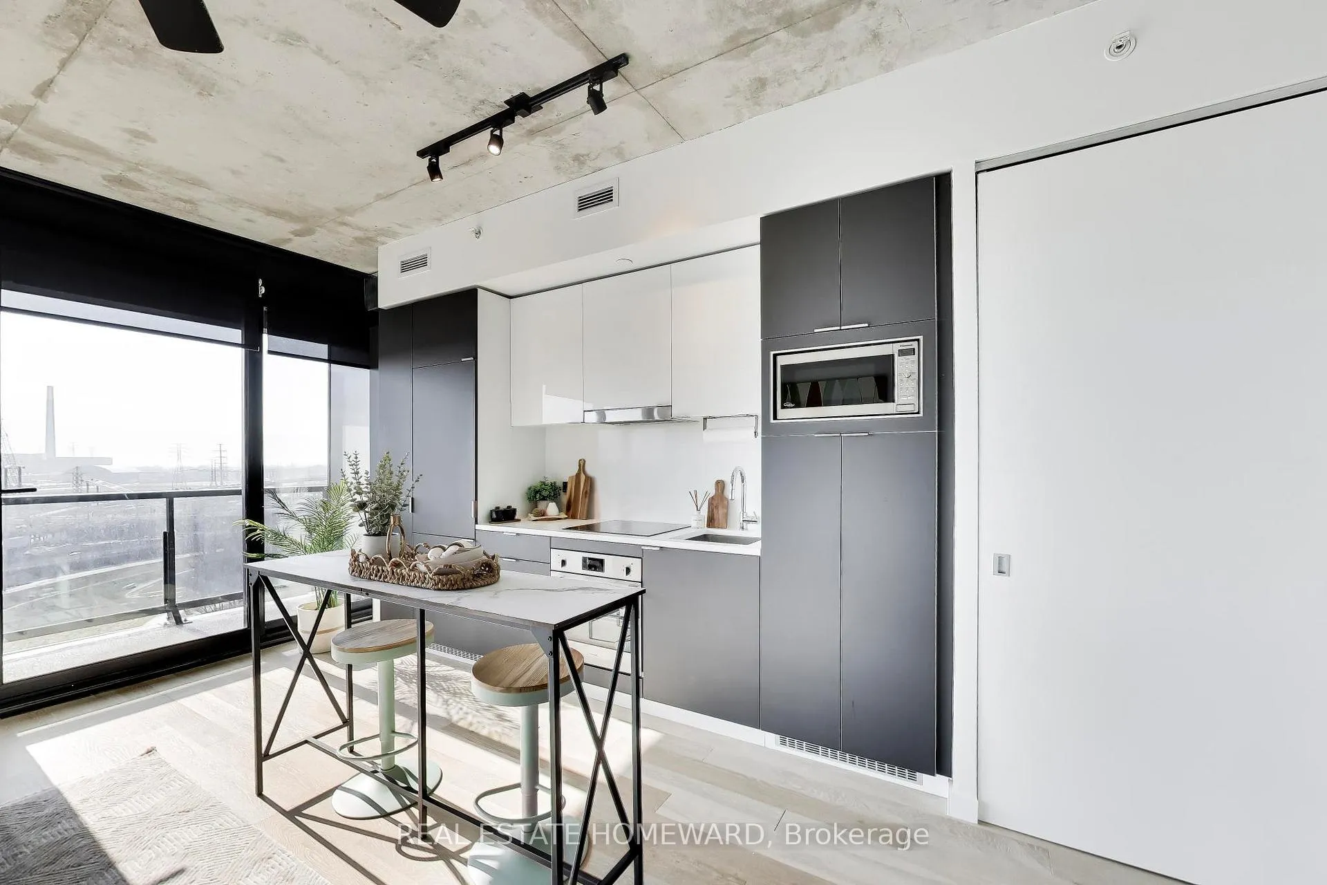 Photo 3 of Unit 1011, 170 Bayview Avenue, Toronto, Moss Park — HOMEH