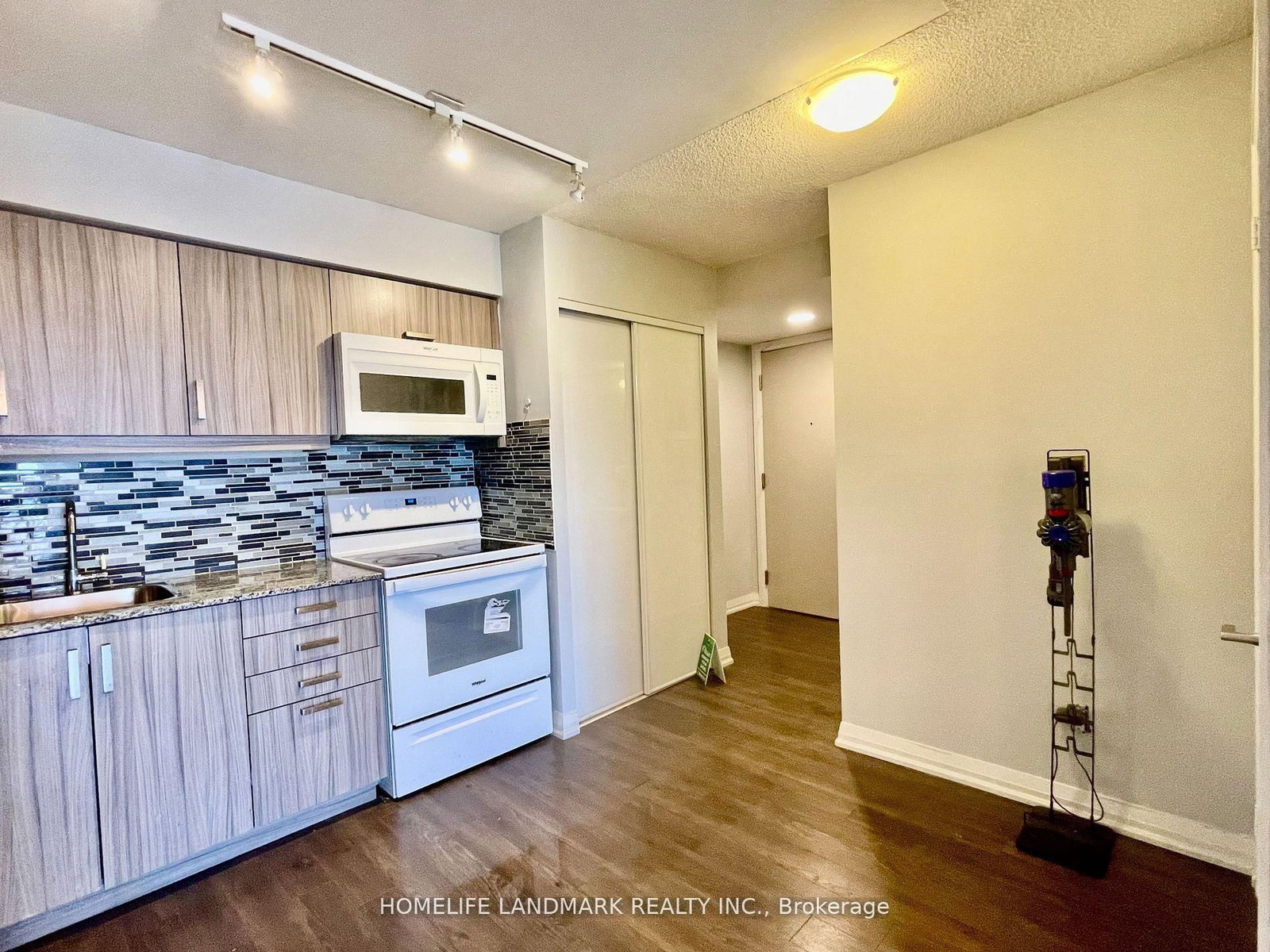 Photo 4 of Unit 2406, 30 Meadowglen Pl, Scarborough, Woburn — HOMEH