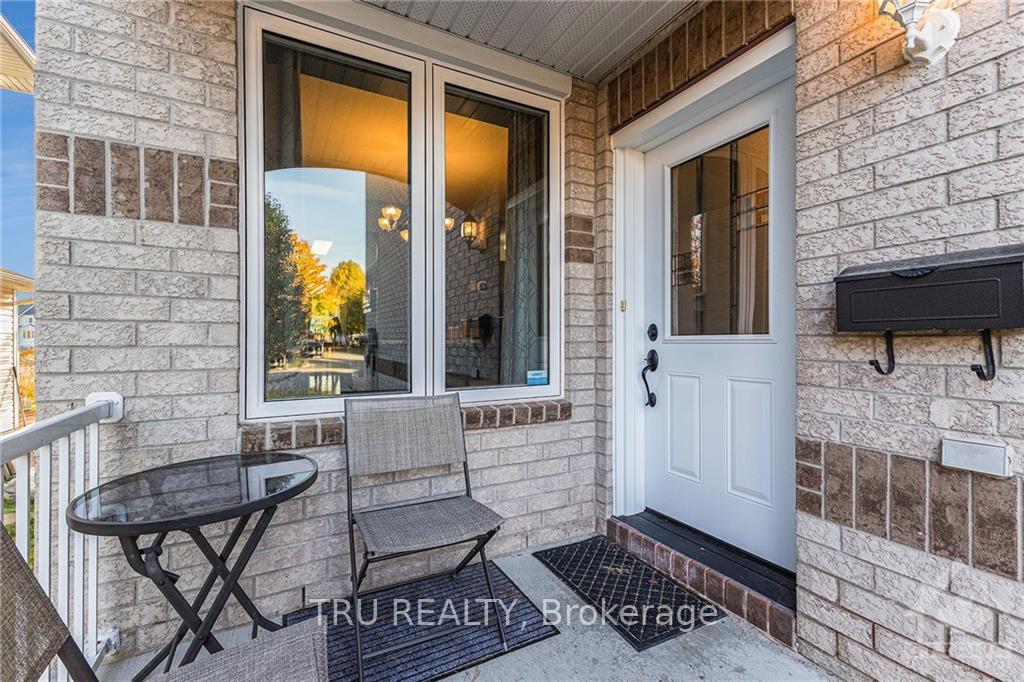 Photo 3 of 17 Newcastle Avenue, Ottawa, Kanata - Morgan's Grant/South March — HOMEH