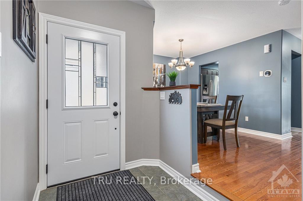 Photo 4 of 17 Newcastle Avenue, Ottawa, Kanata - Morgan's Grant/South March — HOMEH