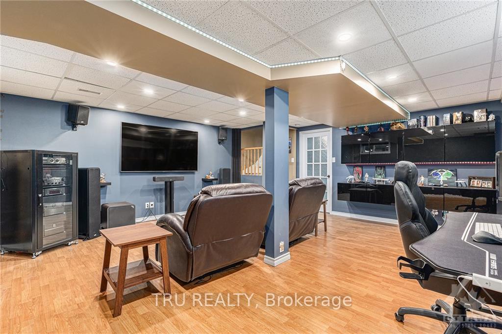 Photo 13 of 17 Newcastle Avenue, Ottawa, Kanata - Morgan's Grant/South March — HOMEH