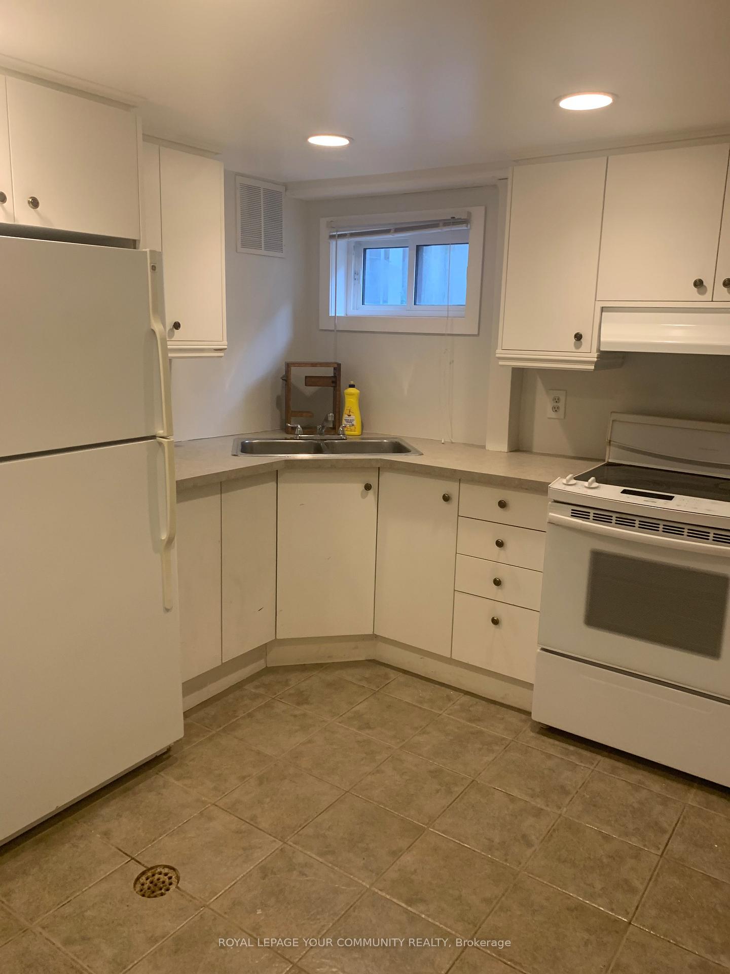 Photo 4 of Unit Basement, 15 Holman Crescent, Aurora, Aurora Highlands — HOMEH