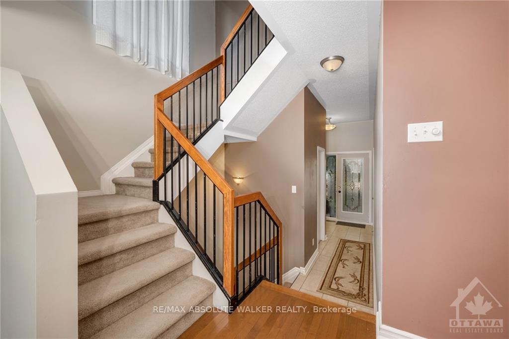 Photo 3 of 10 Deerchase Court, Ottawa, Kanata - Emerald Meadows/Trailwest — HOMEH