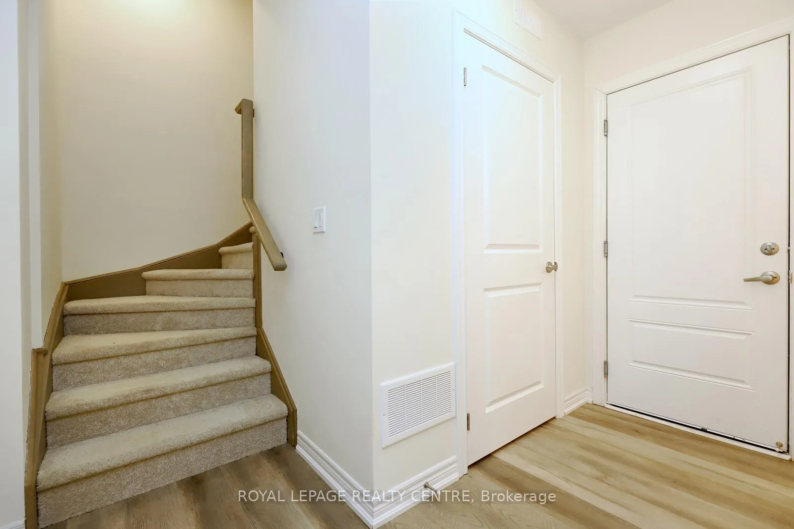 Photo 4 of Unit 16, 40 Zinfandel Drive, Hamilton, Winona — HOMEH