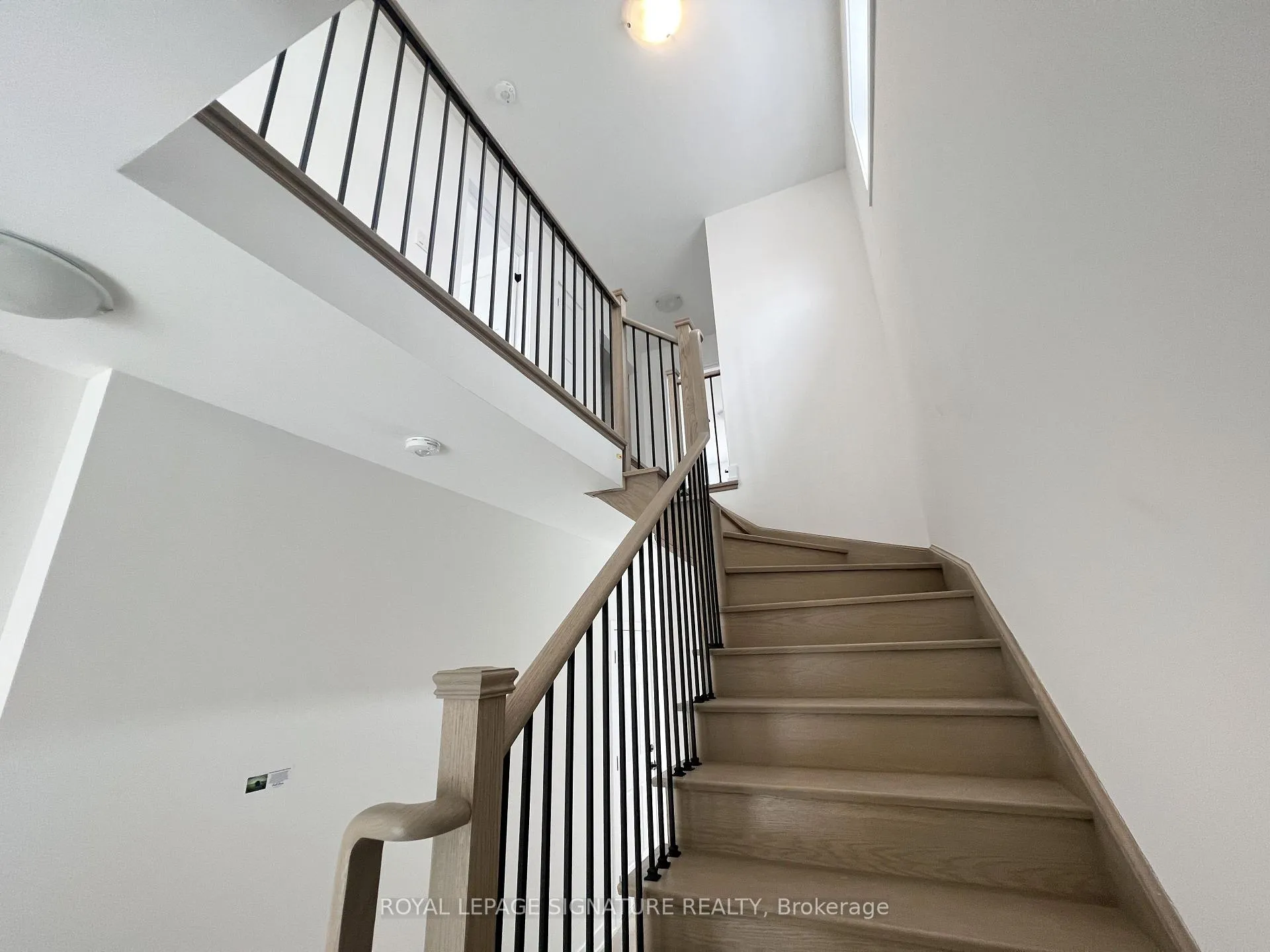 Photo 8 of 21 Hay Lane, Barrie, Rural Barrie Southeast — HOMEH