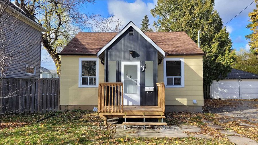 Photo 2 of 10 Warvet Crescent, Toronto, O'Connor-Parkview — HOMEH