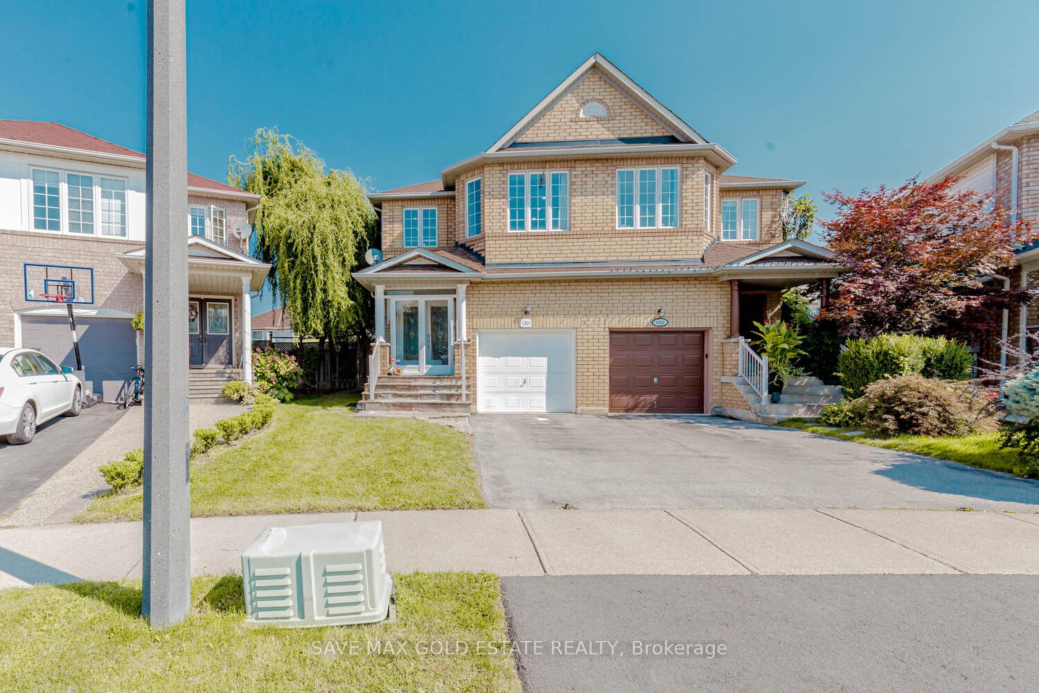 Front of 1201 Mowat Lane