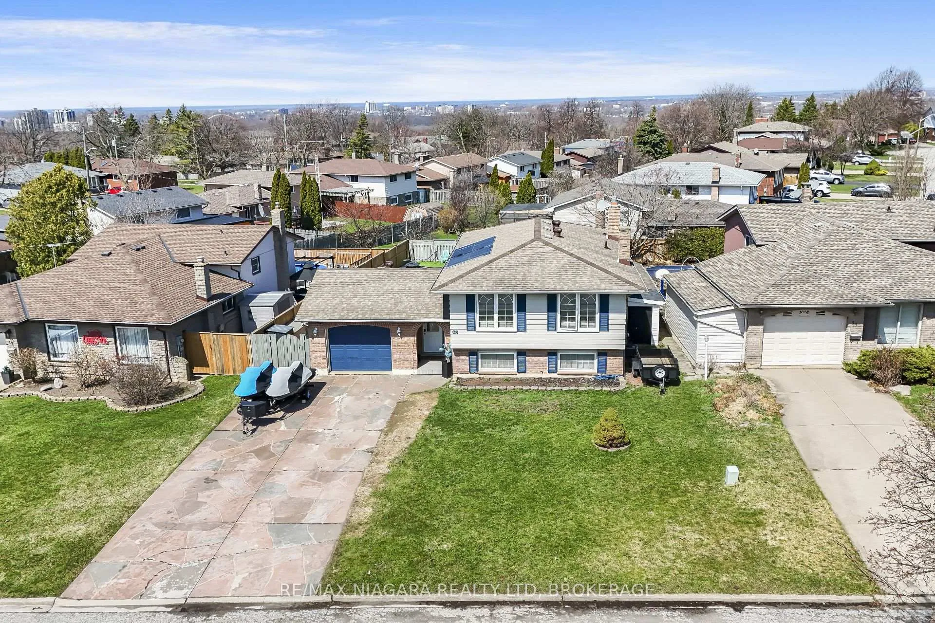 Photo 3 of 40 Via Dell Monte Street, St. Catharines, Burleigh Hill — HOMEH