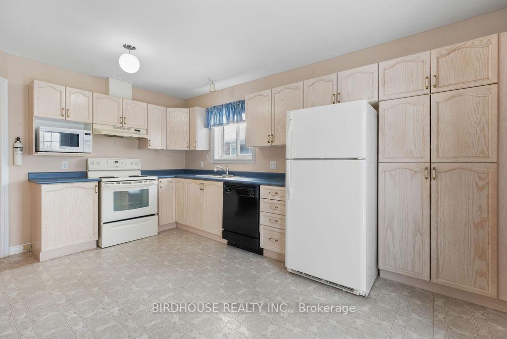 Photo 9 of 7 Samuel Place, Kawartha Lakes, Lindsay — HOMEH
