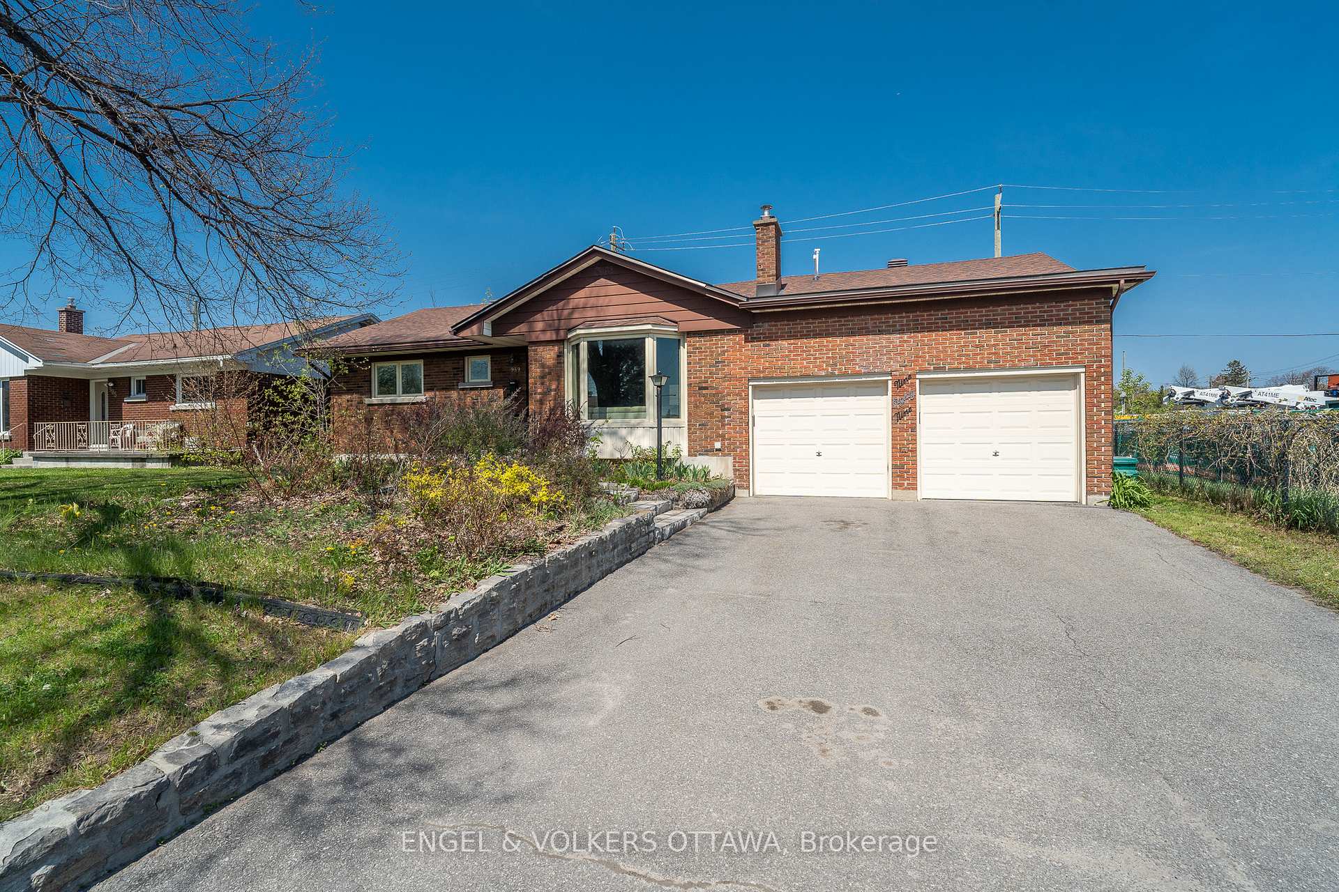 Front of 989 Connaught Avenue