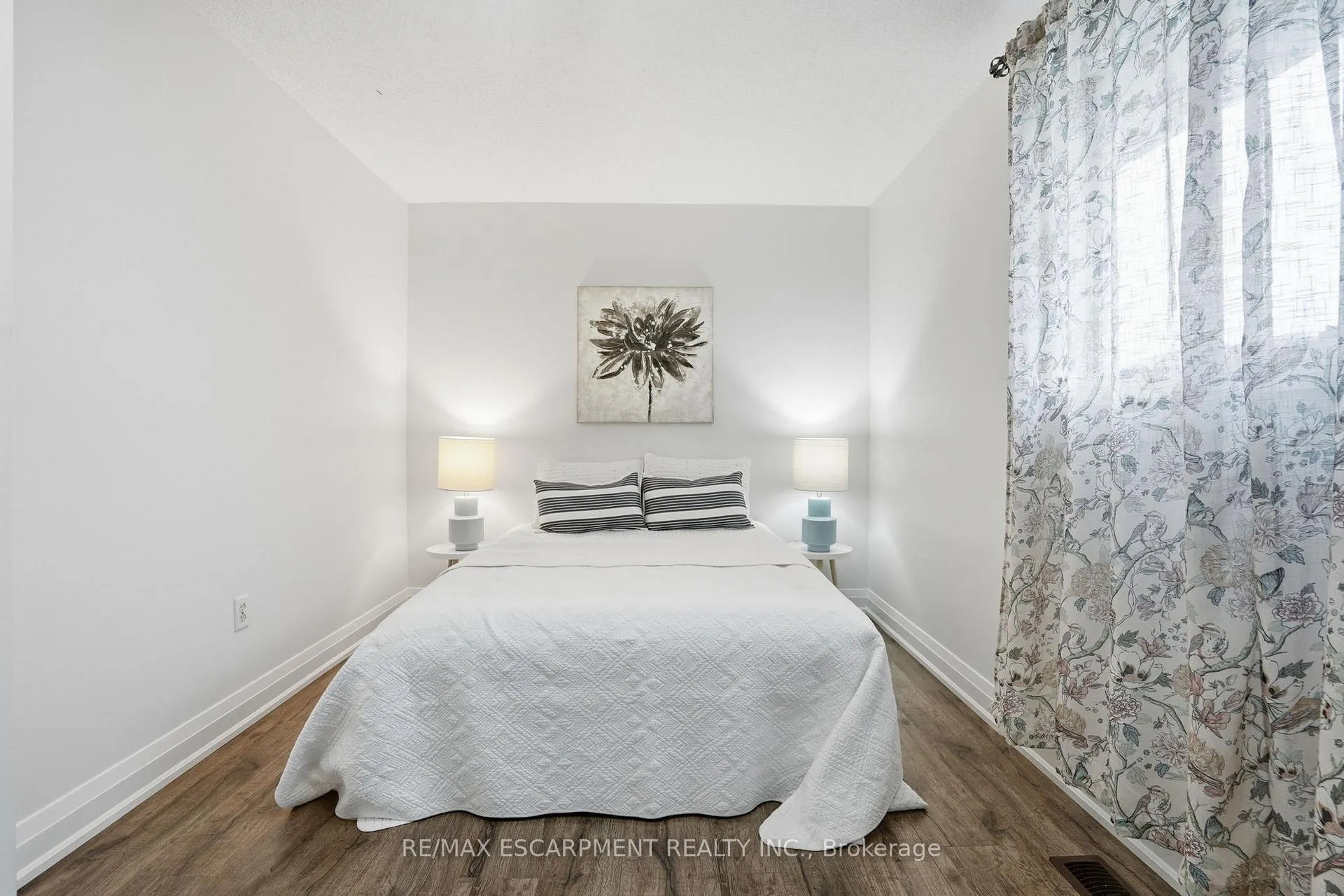 Photo 16 of 102 Dundee Drive, Haldimand — HOMEH