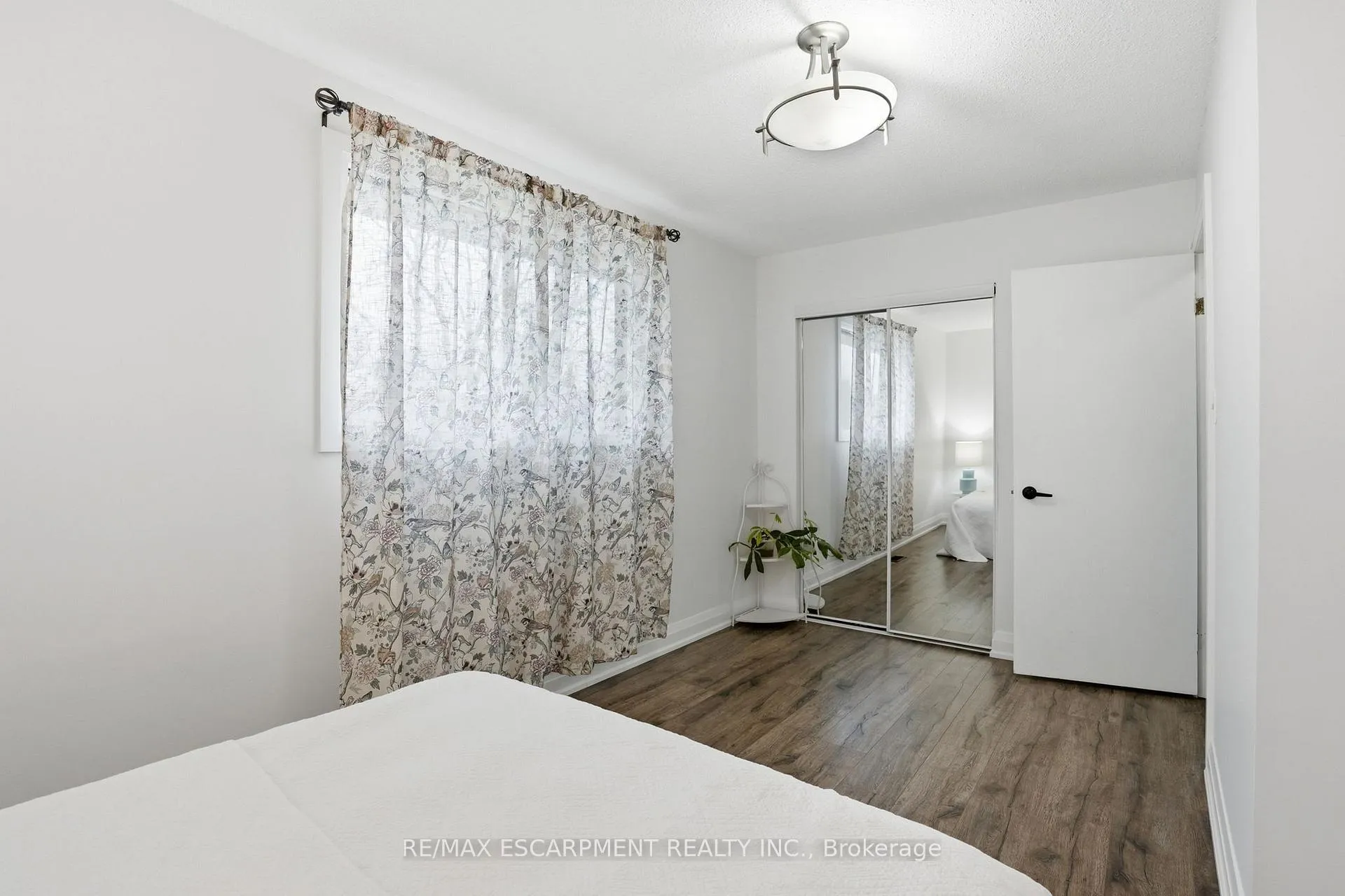 Photo 17 of 102 Dundee Drive, Haldimand — HOMEH