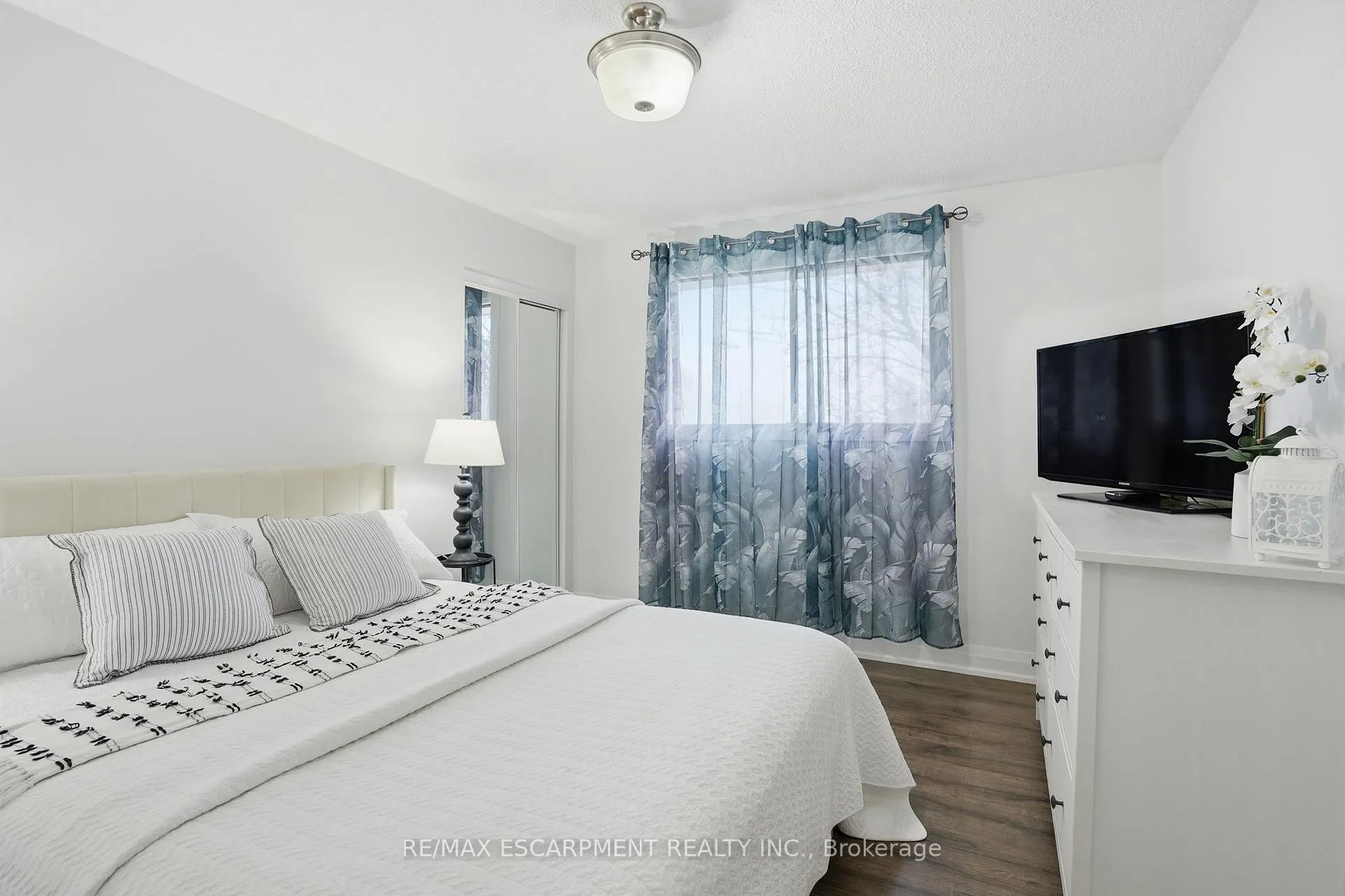 Photo 19 of 102 Dundee Drive, Haldimand — HOMEH