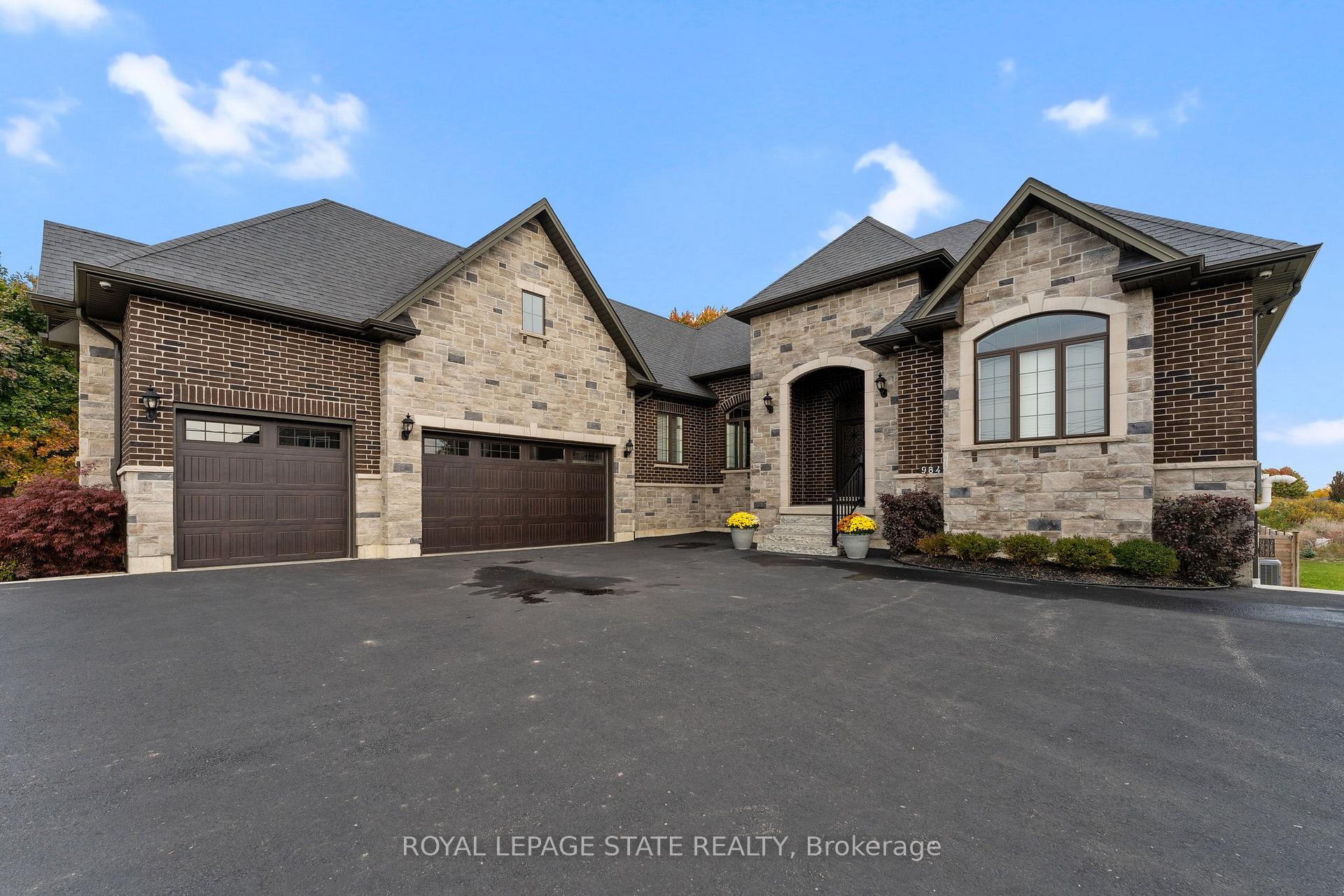 Photo 7 of 9848 Twenty Road W, Hamilton, Villages of Glancaster — HOMEH