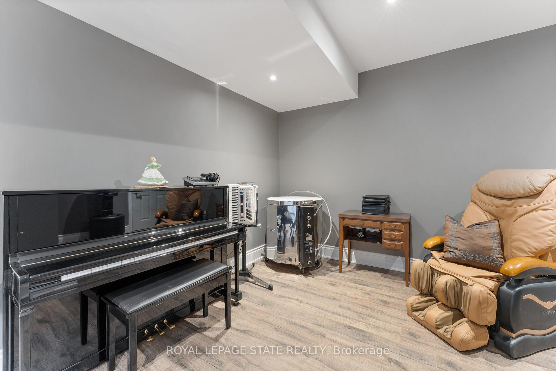 Photo 40 of 9848 Twenty Road W, Hamilton, Villages of Glancaster — HOMEH