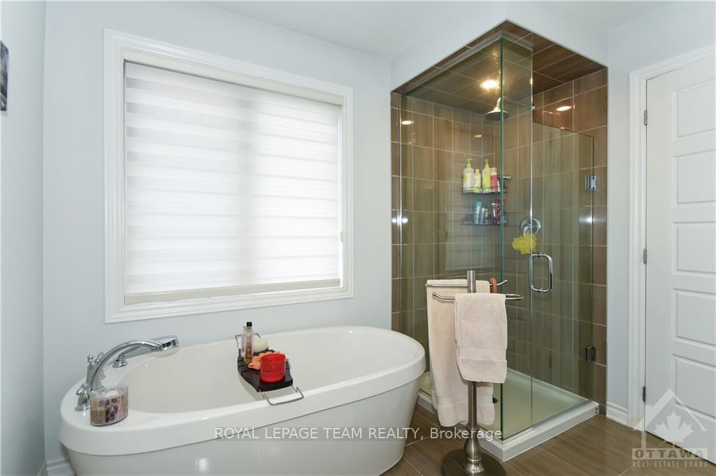 Photo 14 of 35 Oxalis Crescent, Ottawa, Kanata - Emerald Meadows/Trailwest — HOMEH