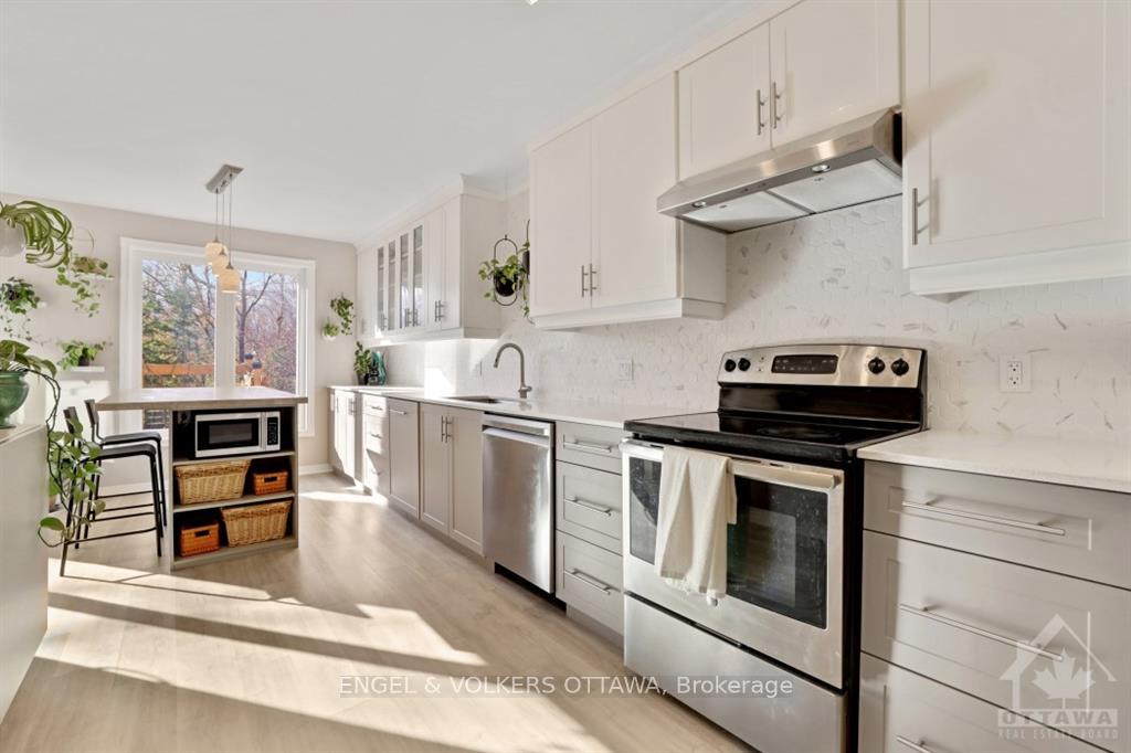 Photo 7 of 11 Windcrest Court, Ottawa, Kanata - Kanata Lakes/Heritage Hills — HOMEH