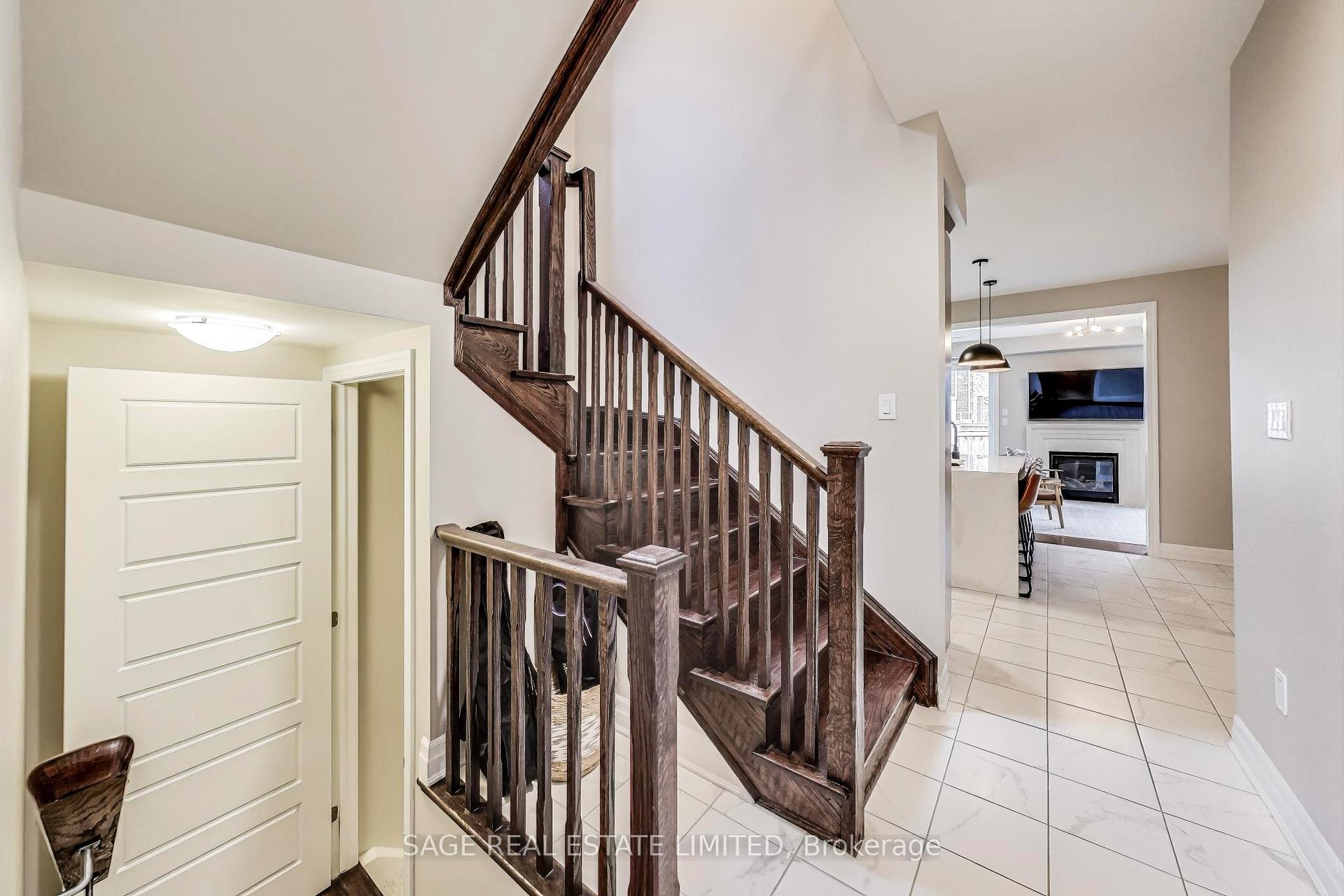 Photo 4 of 1394 Rose Way, Milton, Cobban — HOMEH