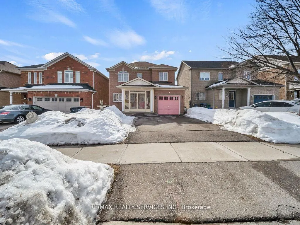 Photo 3 of 118 Queen Mary Drive, Brampton, Fletcher's Meadow — HOMEH