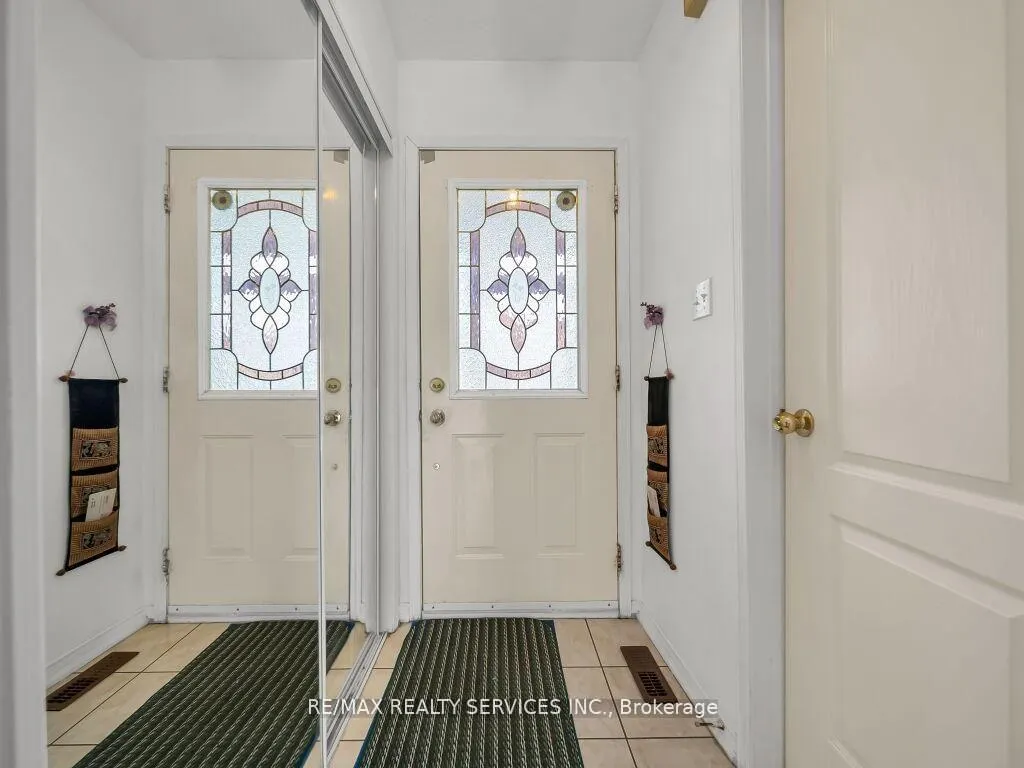 Photo 5 of 118 Queen Mary Drive, Brampton, Fletcher's Meadow — HOMEH
