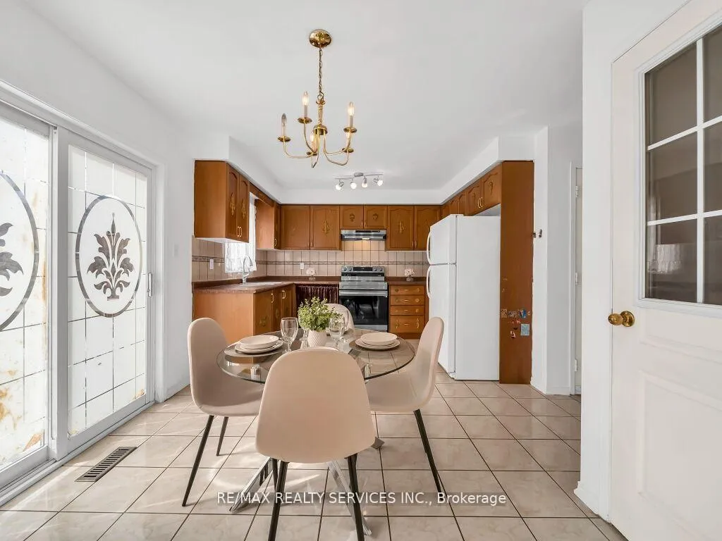 Photo 12 of 118 Queen Mary Drive, Brampton, Fletcher's Meadow — HOMEH