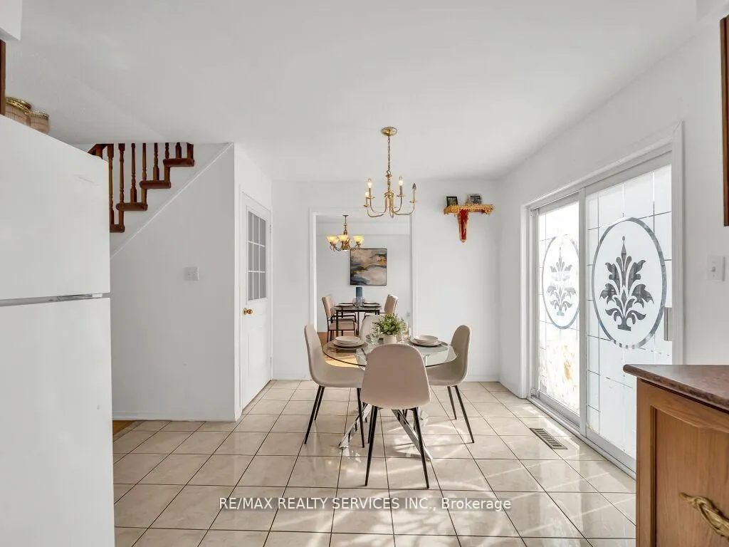 Photo 13 of 118 Queen Mary Drive, Brampton, Fletcher's Meadow — HOMEH