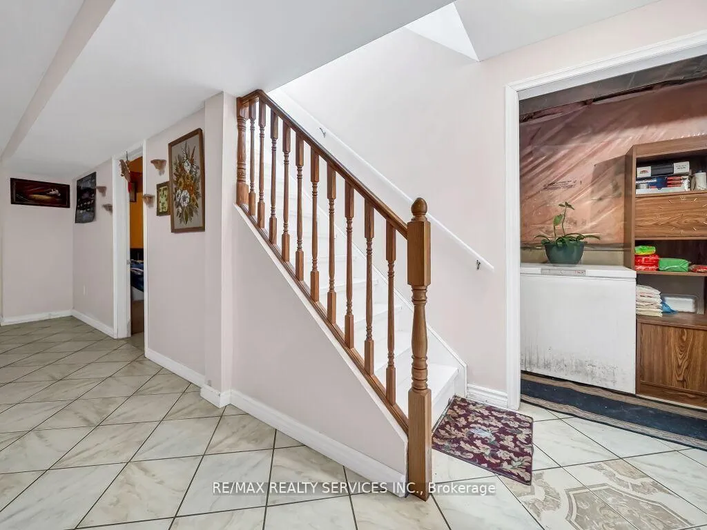 Photo 30 of 118 Queen Mary Drive, Brampton, Fletcher's Meadow — HOMEH