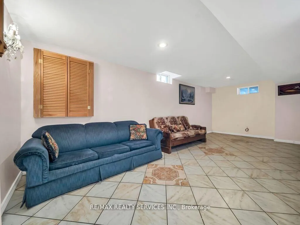 Photo 31 of 118 Queen Mary Drive, Brampton, Fletcher's Meadow — HOMEH