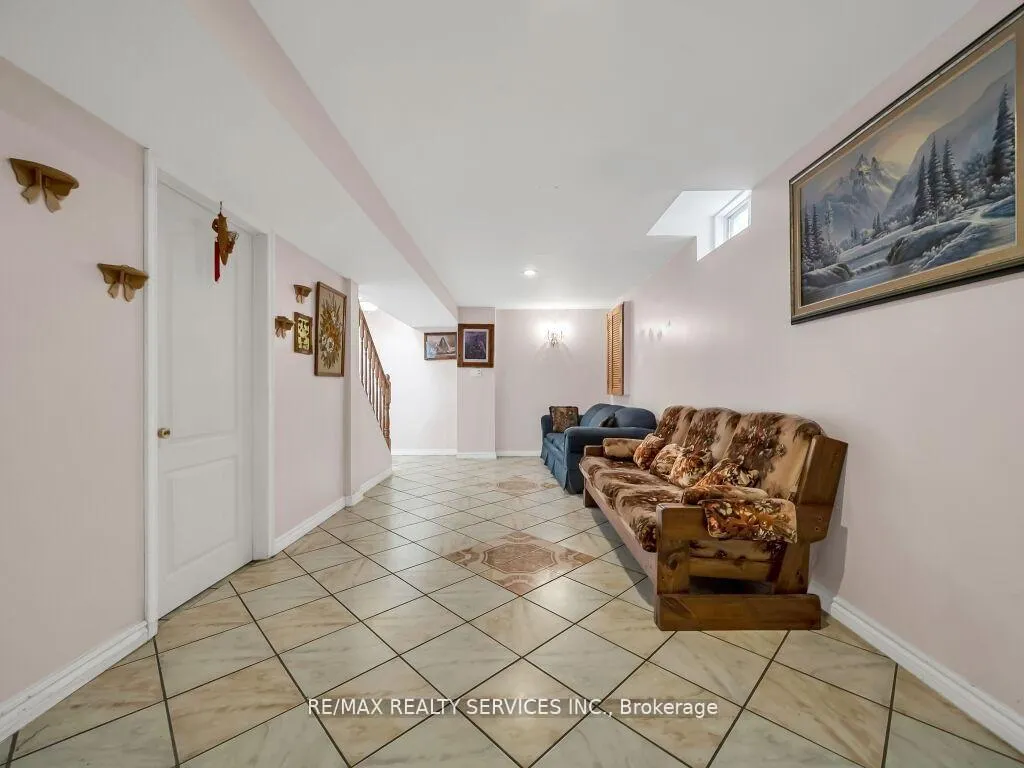 Photo 33 of 118 Queen Mary Drive, Brampton, Fletcher's Meadow — HOMEH