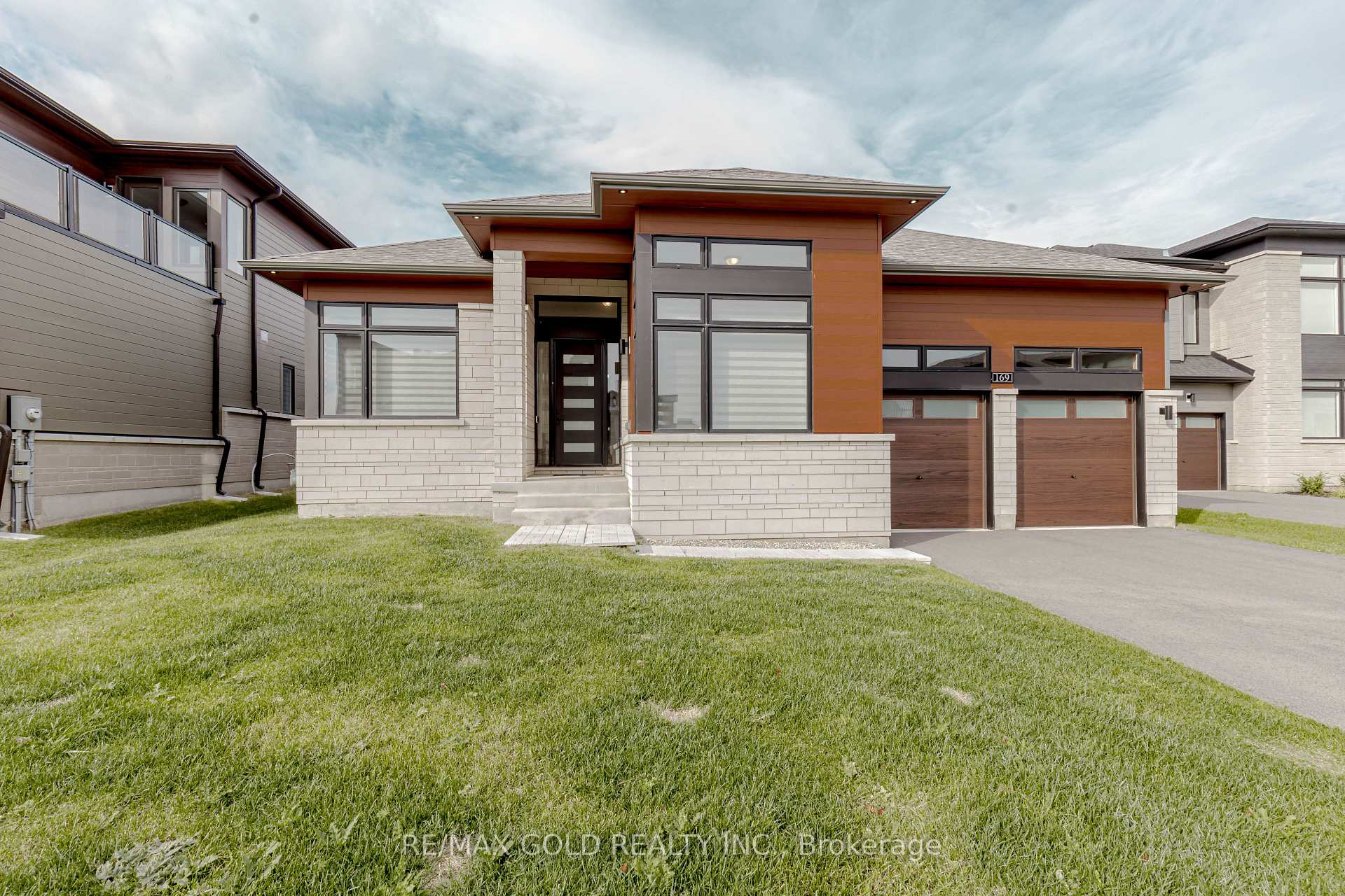 Photo 2 of 169 Springside Crescent, Blue Mountains — HOMEH