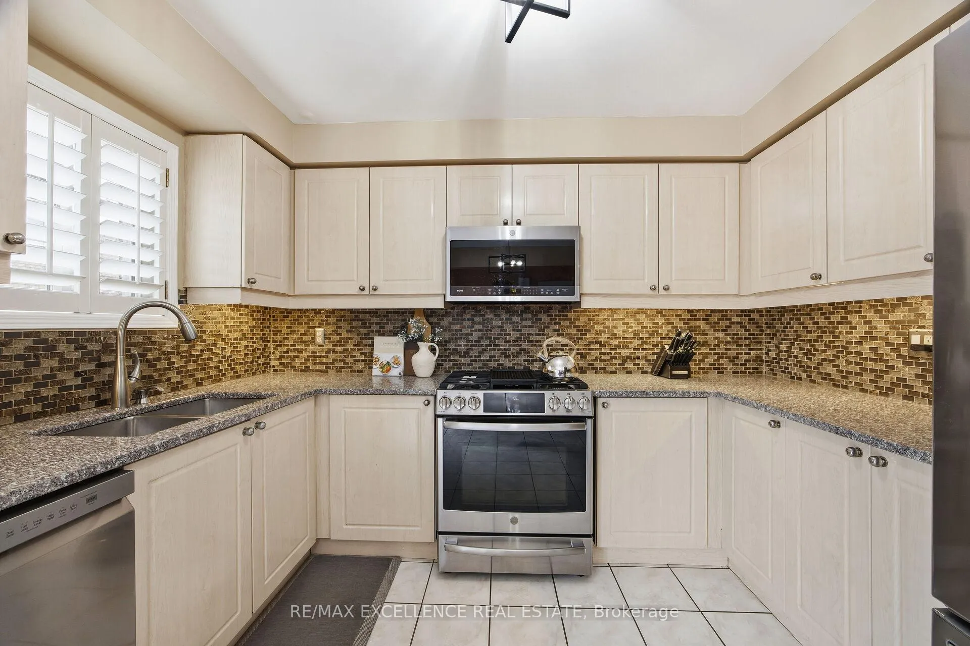 Photo 17 of 59 Linderwood Drive, Brampton, Fletcher's Meadow — HOMEH