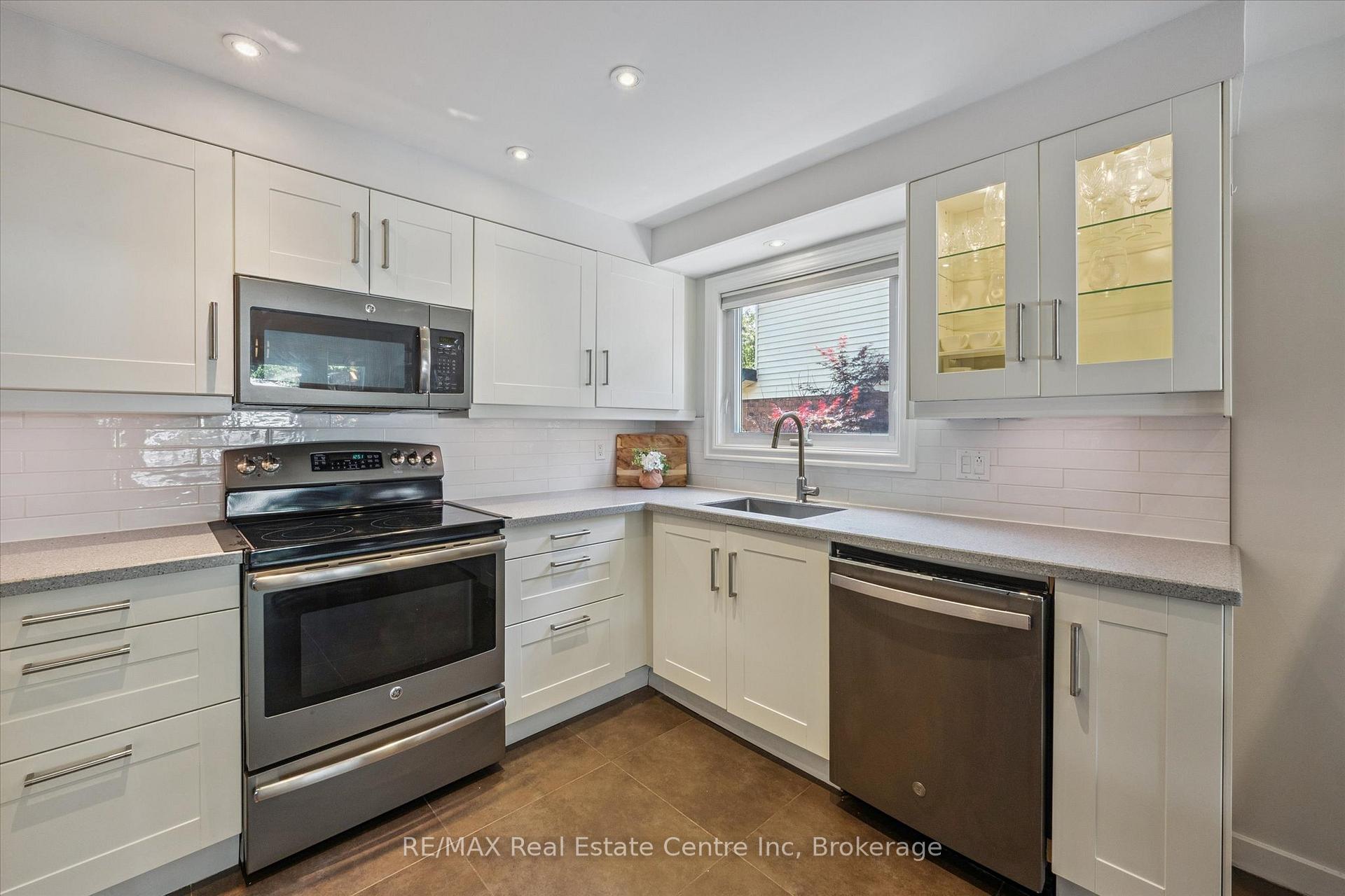 Photo 9 of 3 Brombal Drive, Guelph, Kortright West — HOMEH