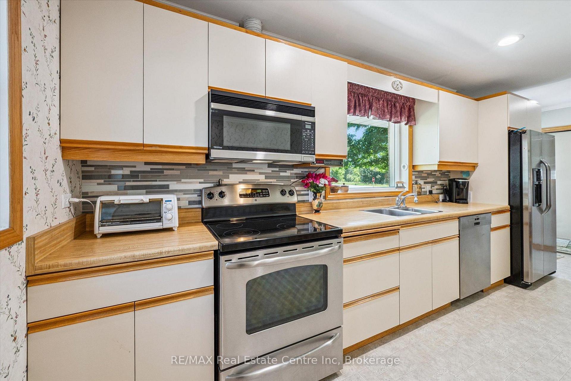 Photo 5 of 6618 Laird Road W, Guelph, Clairfields/Hanlon Business Park — HOMEH