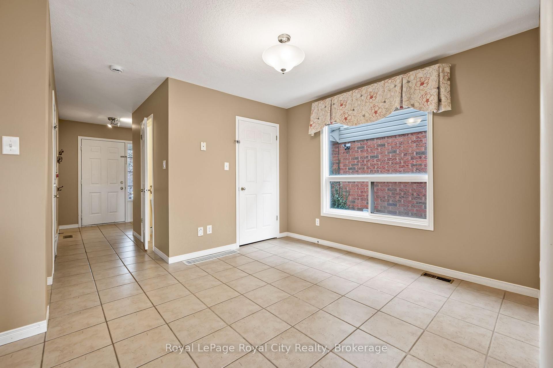 Photo 5 of 90 Doyle Drive, Guelph, Clairfields/Hanlon Business Park — HOMEH
