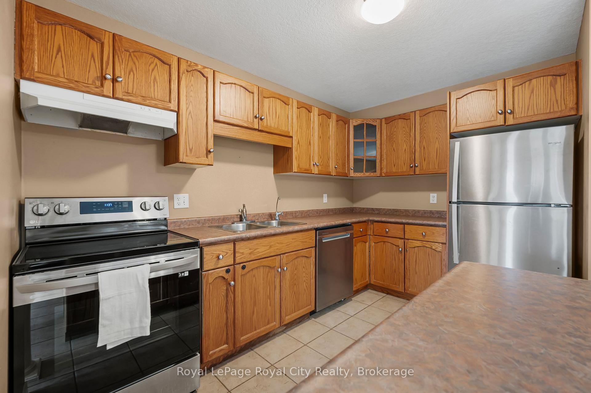 Photo 7 of 90 Doyle Drive, Guelph, Clairfields/Hanlon Business Park — HOMEH
