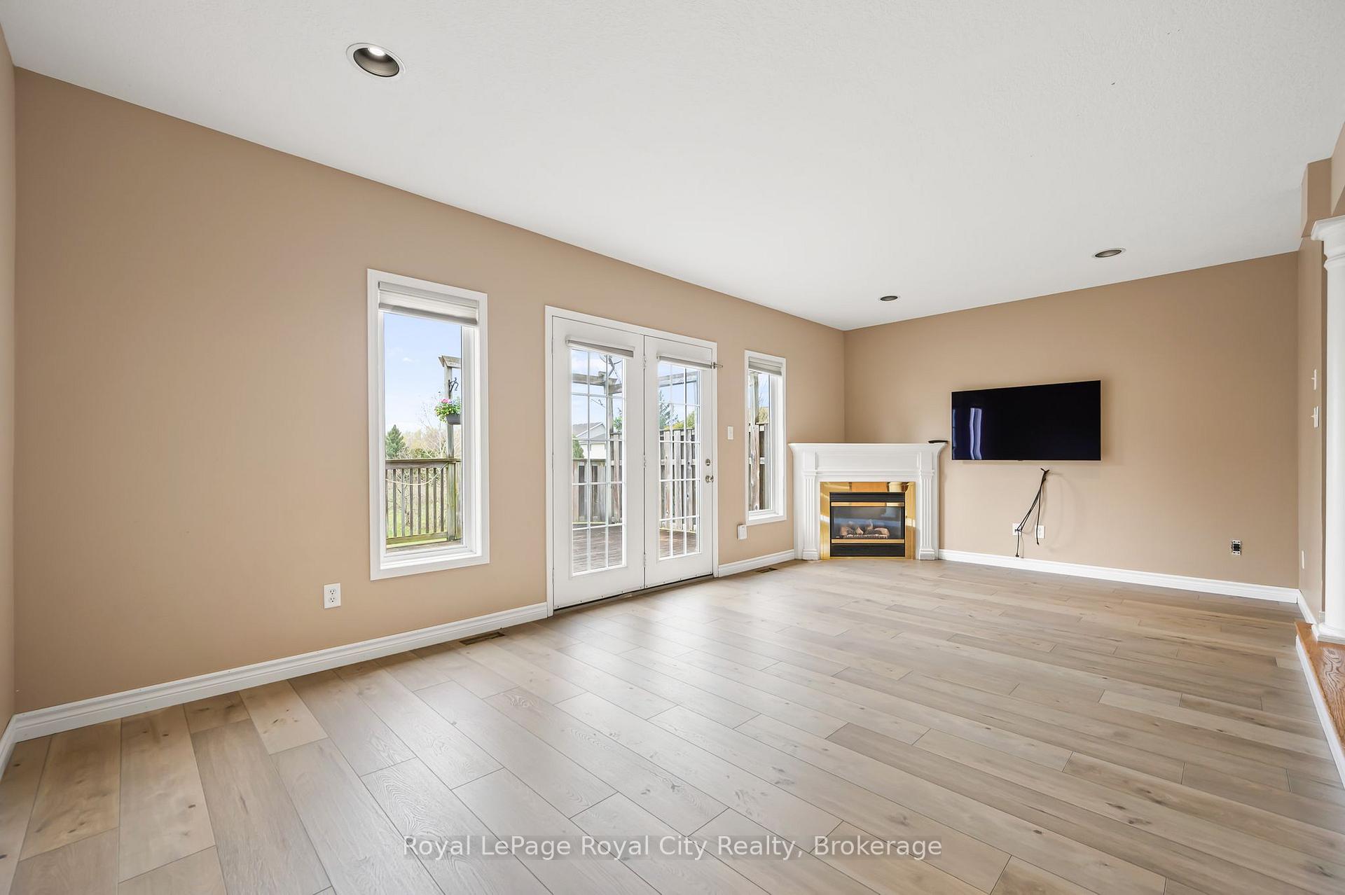 Photo 10 of 90 Doyle Drive, Guelph, Clairfields/Hanlon Business Park — HOMEH