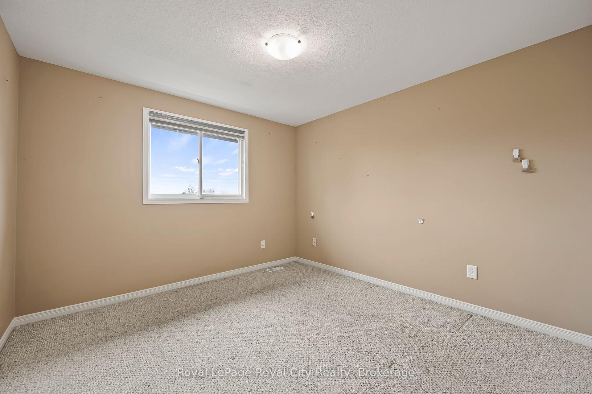 Photo 20 of 90 Doyle Drive, Guelph, Clairfields/Hanlon Business Park — HOMEH