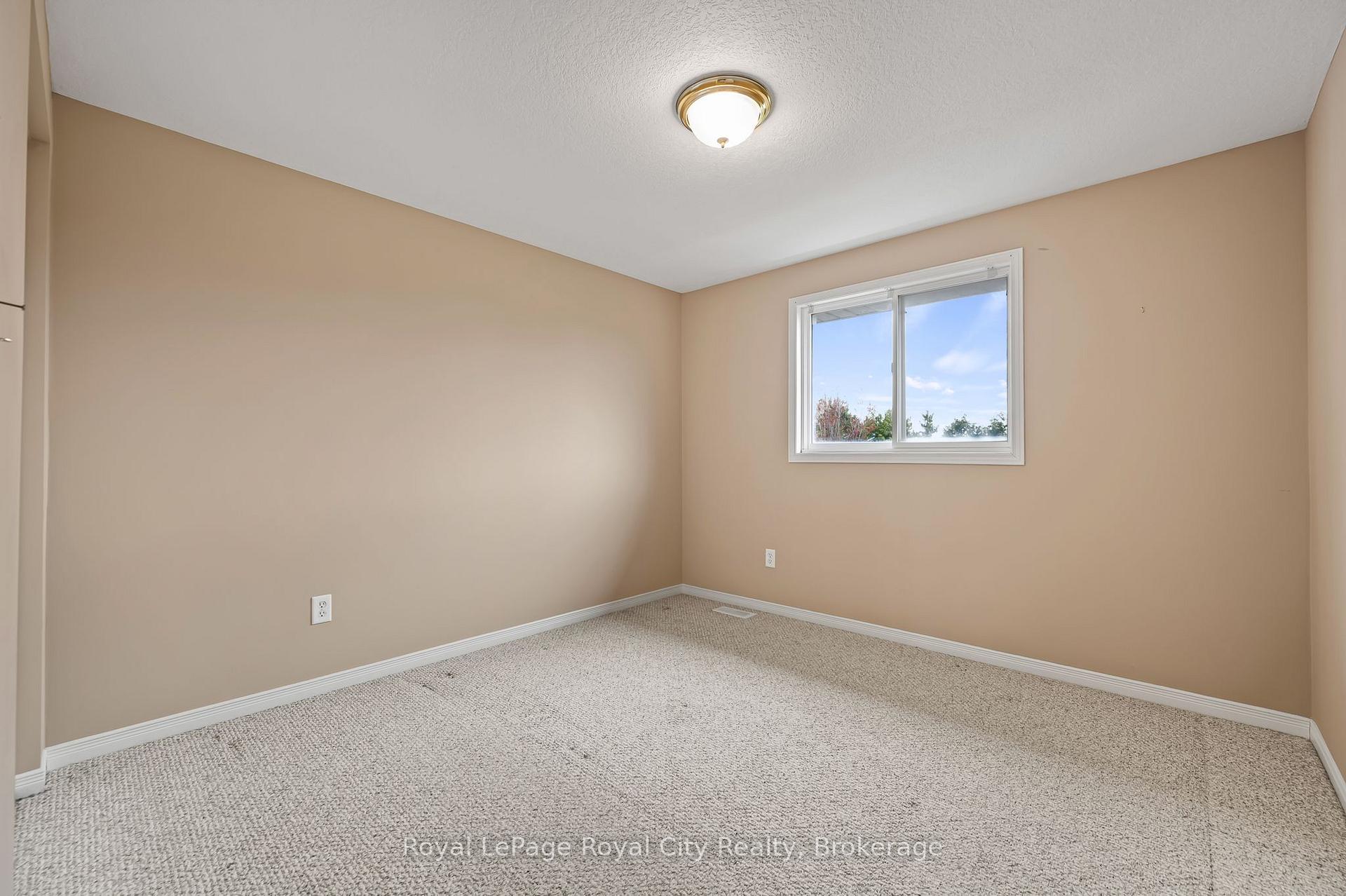 Photo 22 of 90 Doyle Drive, Guelph, Clairfields/Hanlon Business Park — HOMEH
