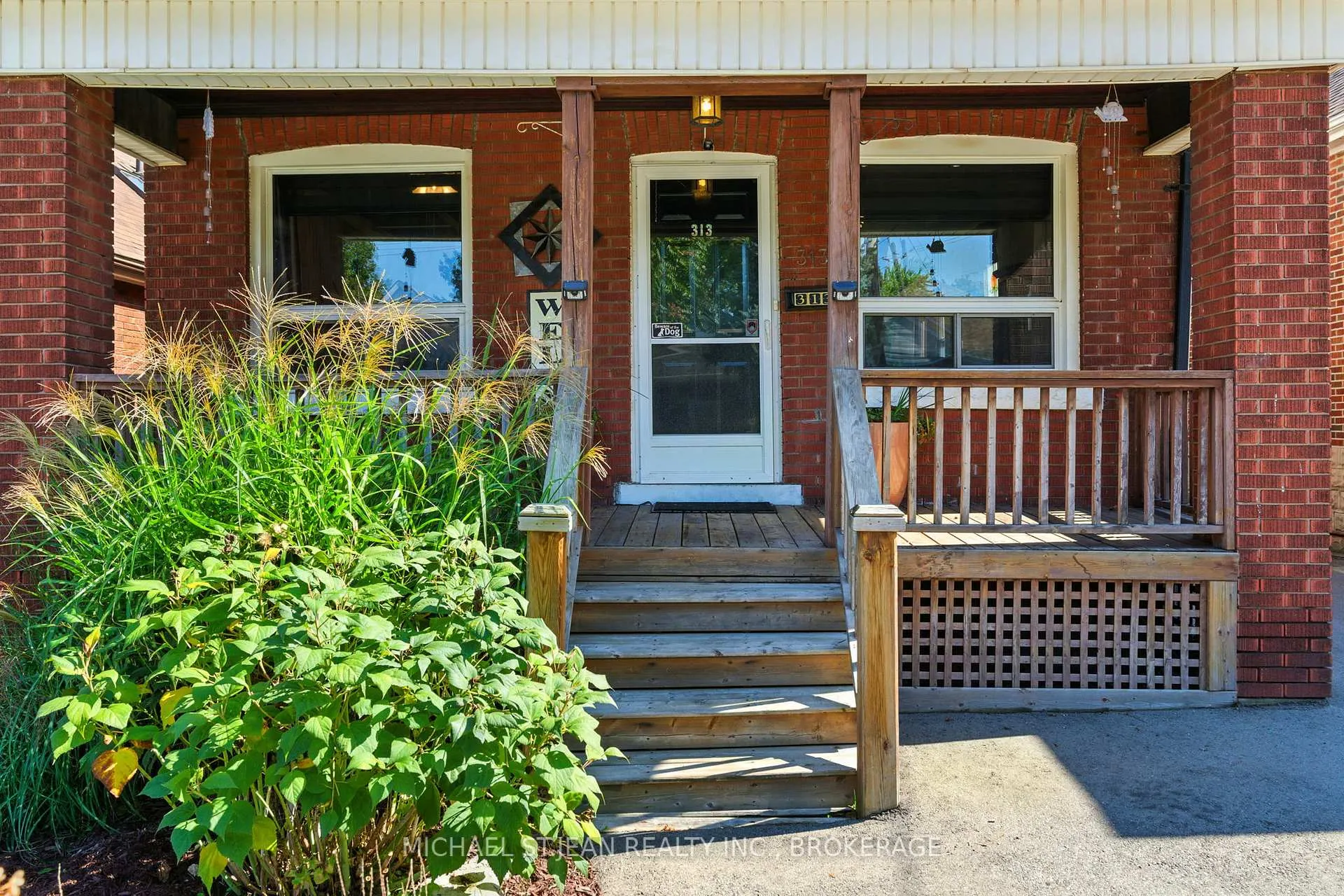 Photo 3 of 313 Graham Avenue S, Hamilton, Delta — HOMEH