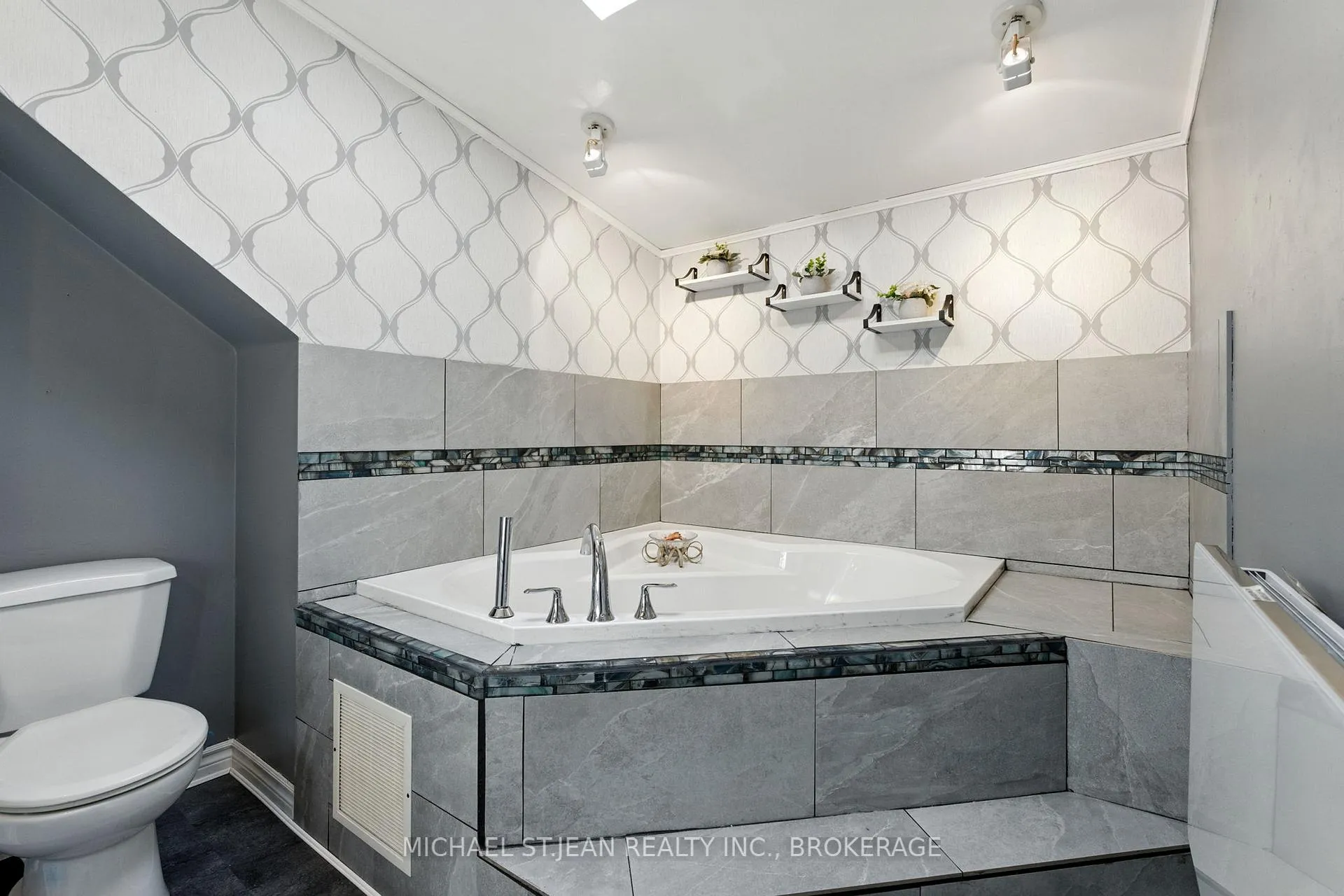 Photo 10 of 313 Graham Avenue S, Hamilton, Delta — HOMEH