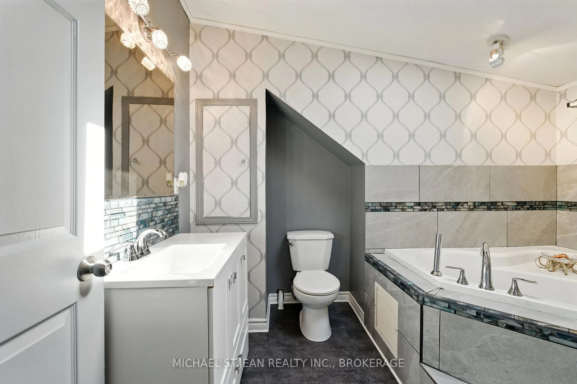 Photo 30 of 313 Graham Avenue S, Hamilton, Delta — HOMEH