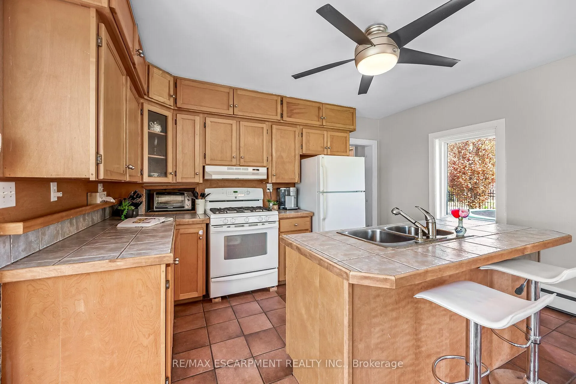 Photo 16 of 22 Tolhurst Avenue, Brant, South Dumfries — HOMEH