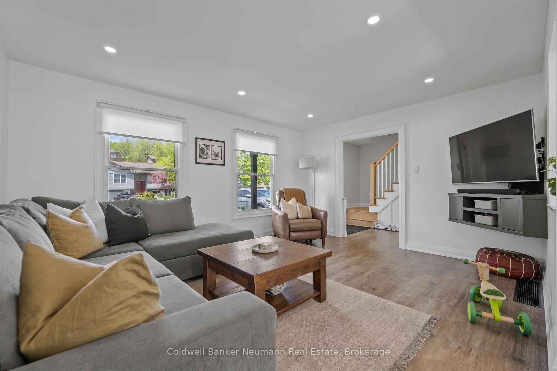 Photo 11 of 344 West Acres Drive, Guelph, Willow West/Sugarbush/West Acres — HOMEH
