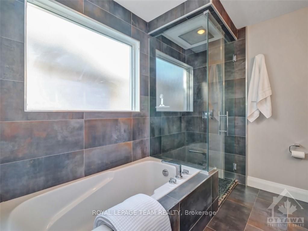 Photo 17 of 22 Evanshen Crescent, Ottawa, Kanata - Kanata Lakes/Heritage Hills — HOMEH